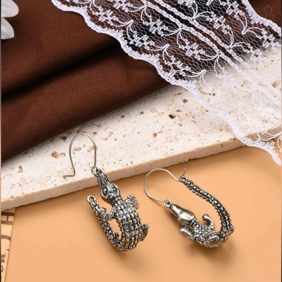 🐊 Awesome Rustic Style Alligator Crocodile Croc Hoop Earrings 🐊 - Picture 3 of 4